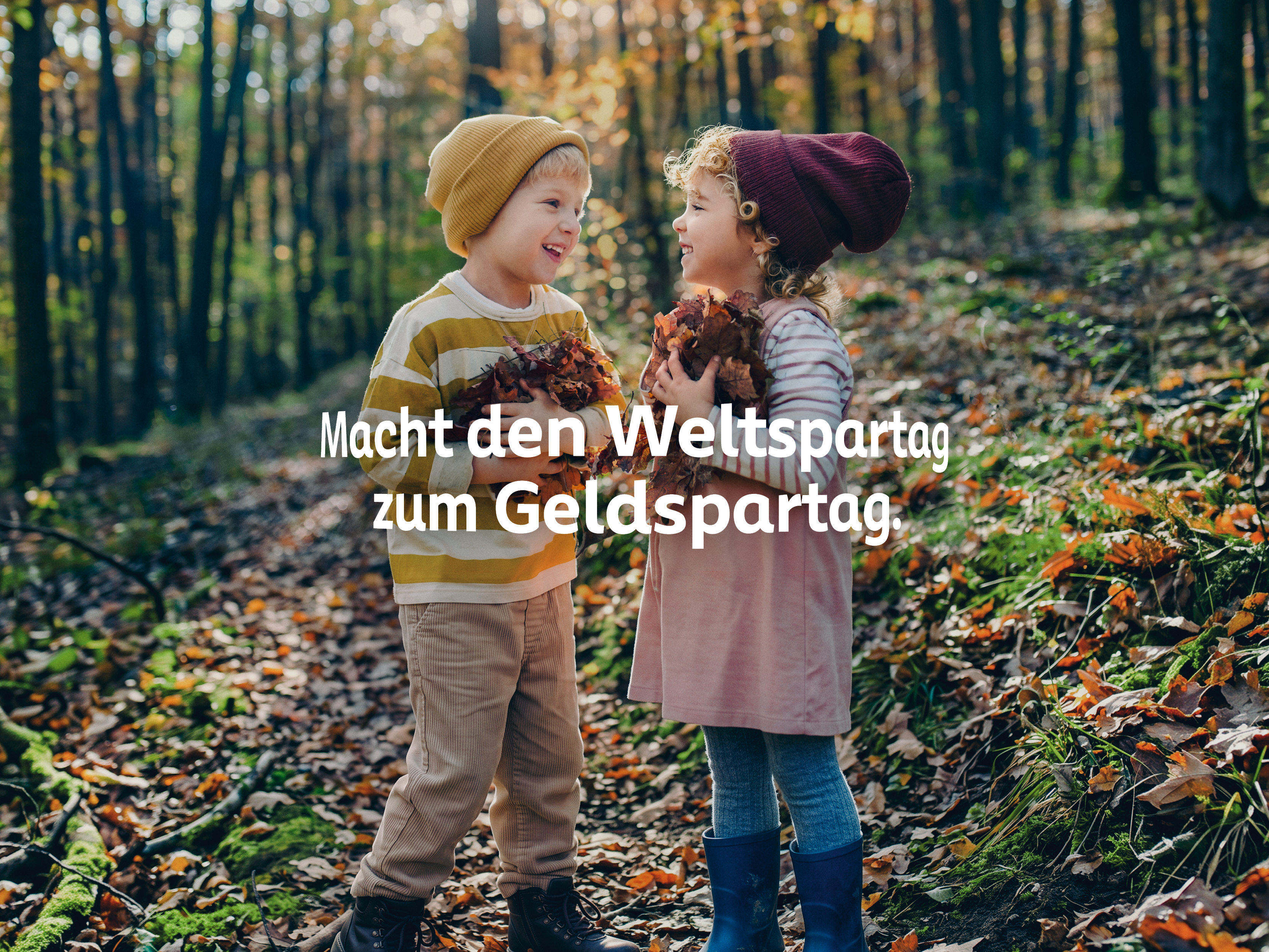 Zwei Kinder stehen im Wald.